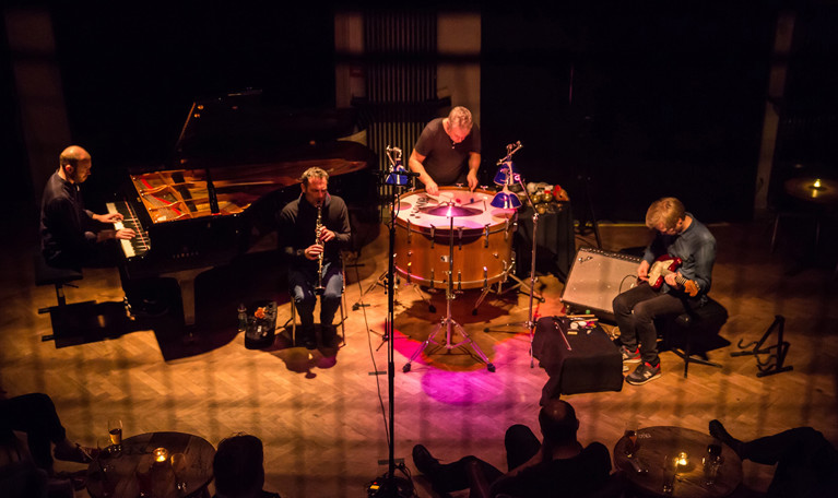Musiker som spelar. Fotografi.