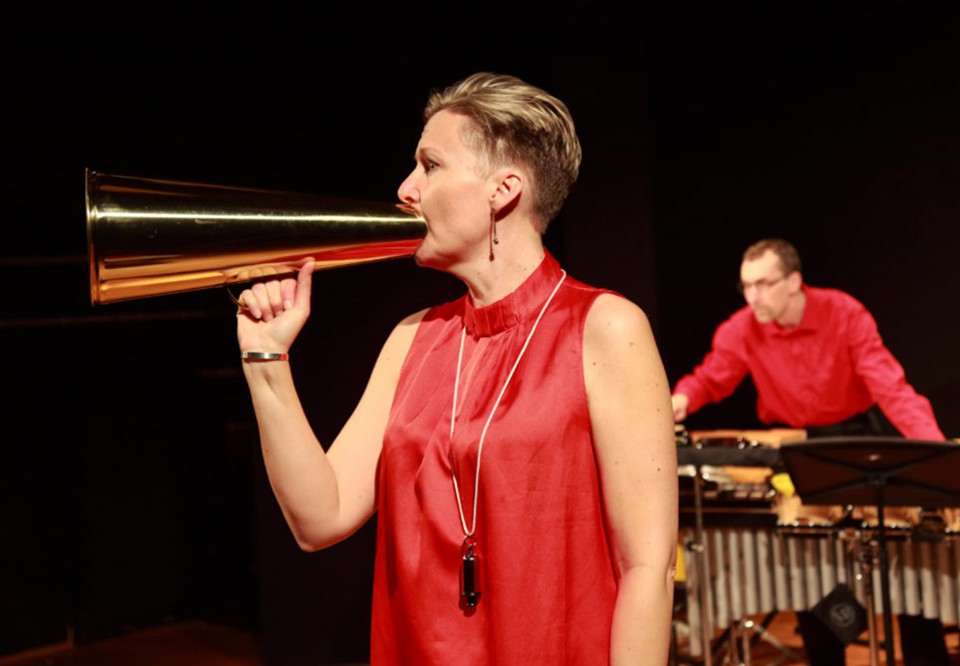 Två rödklädda musiker, gruppbild på Duo Ego