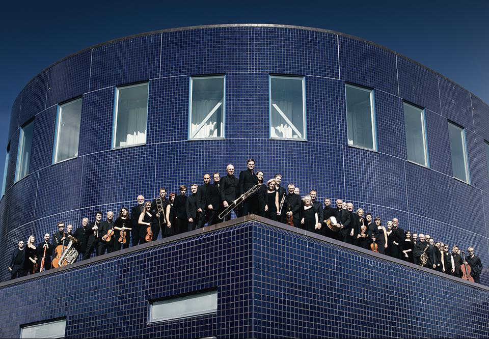 Bild på orkester framför Gävle konserthus