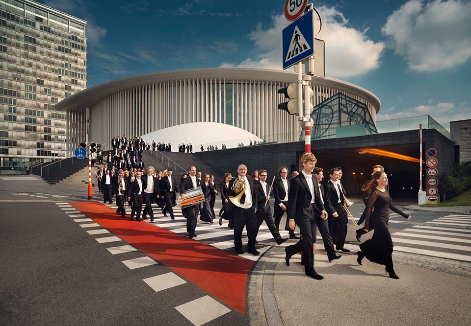 Orchestre Philharmonique du Luxembourg samlat i en gruppbild utomhus