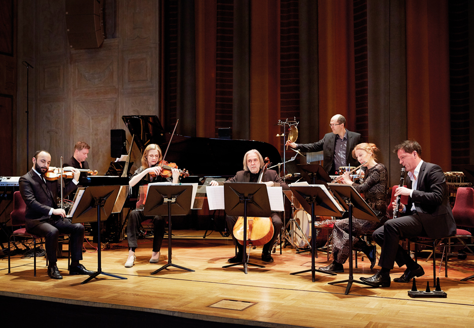 Ensemble som spelar på scenen i Grünewaldsalen. Fotografi.