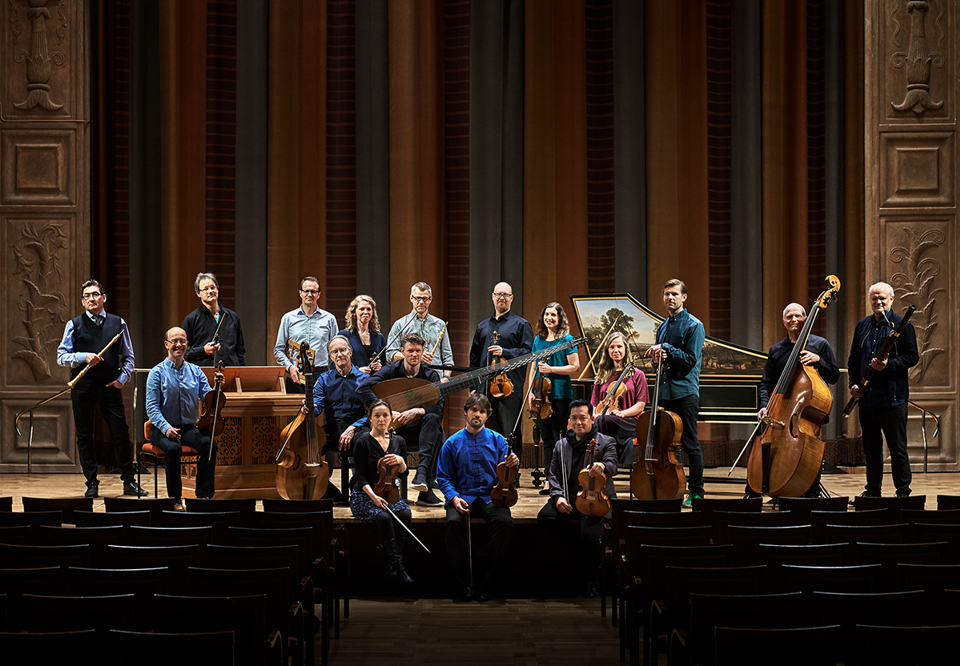 Large group with musicians. Photo.