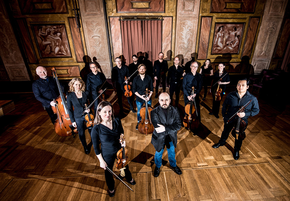En grupp människor som står med sina instrument i trappan i Stora foajén, Konserthuset. Fotografi