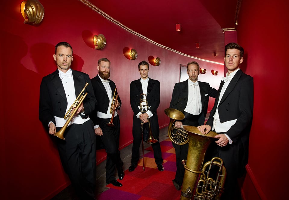 Stockholm Brass Quintet står i grupp. Svartvitt foto.