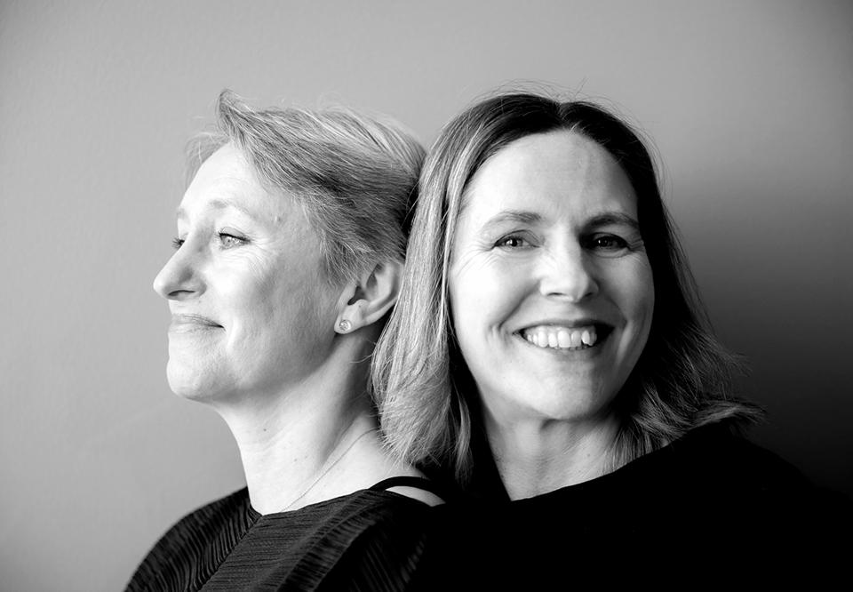 Två kvinnor som ler. Fotografi.