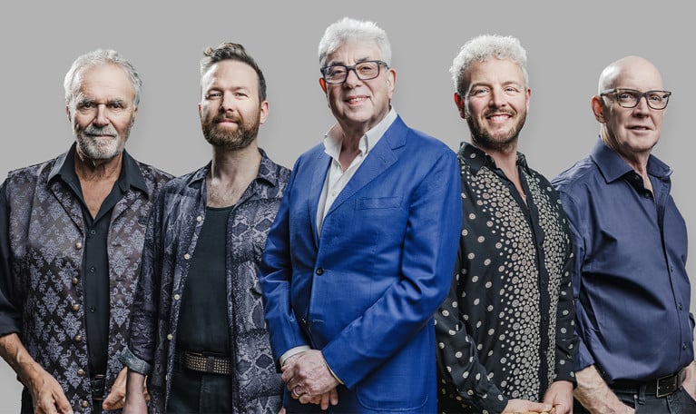 Grupp med män. Fotografi.