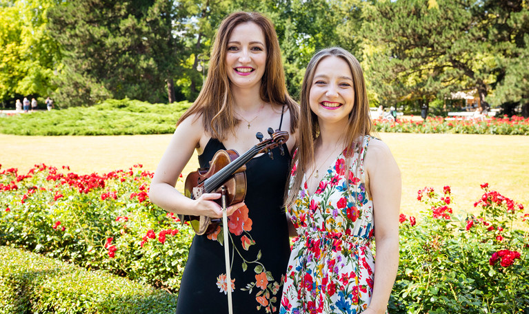 Två tjejer som ler. Fotografi.