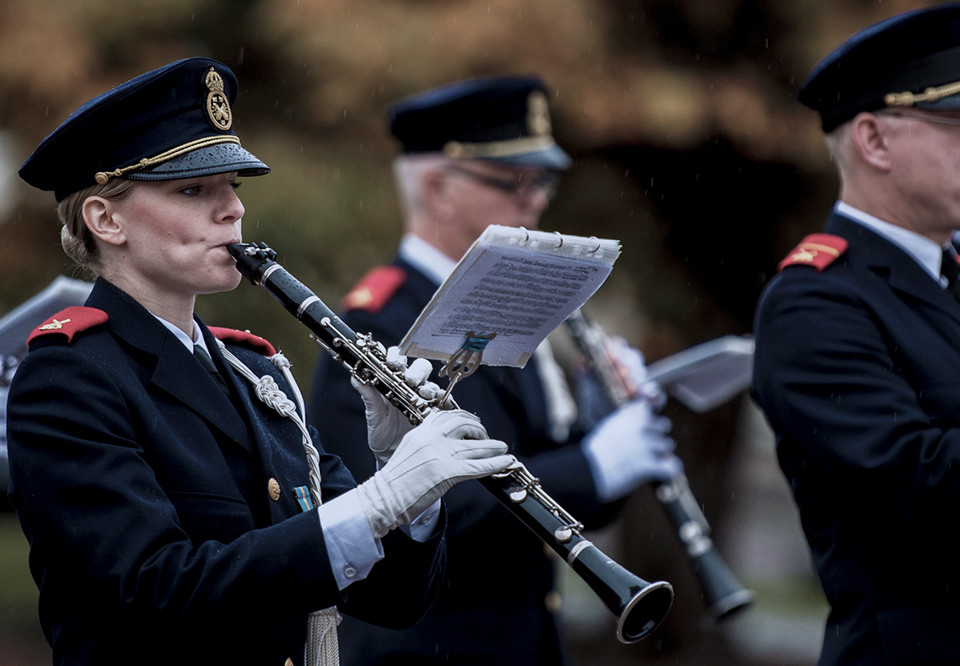 Orkester som spelar. Fotografi.