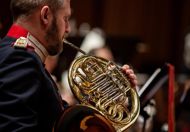 Man som spelar horn. Fotografi.