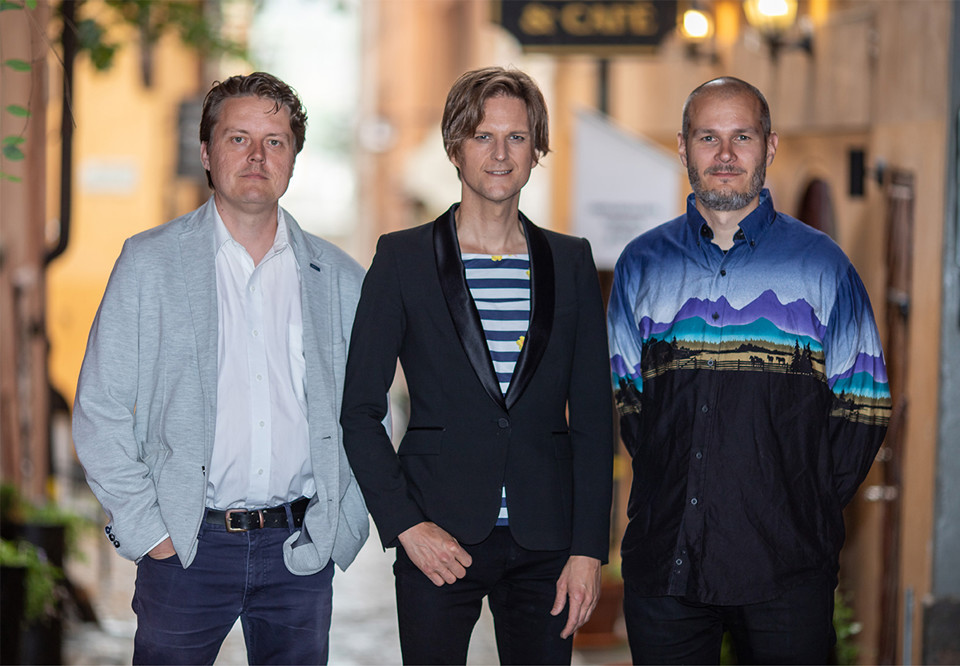 Tre unga killar på rad. Fotografi.