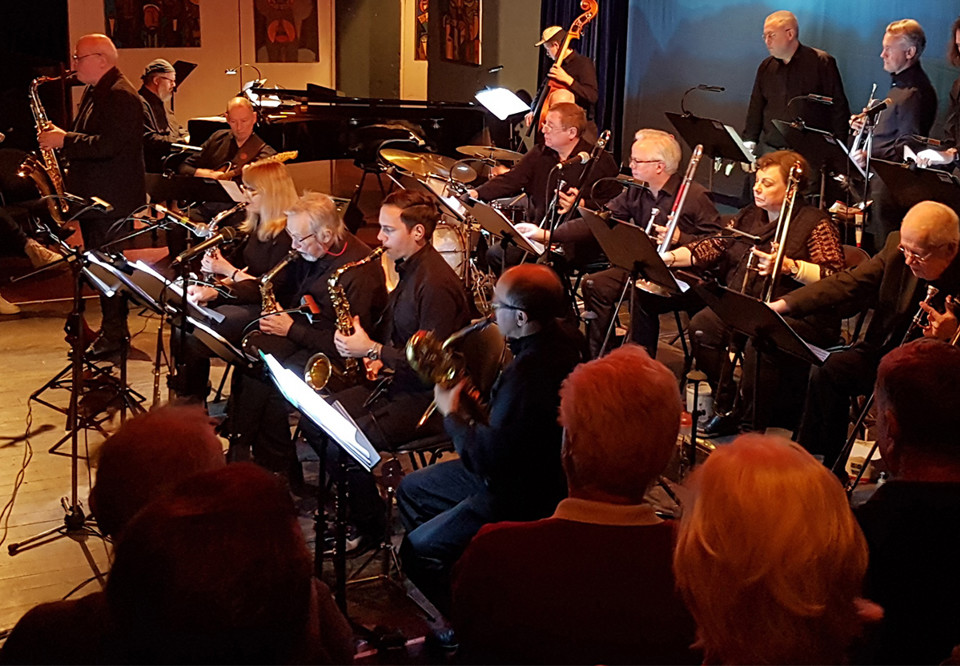 Orkester som spelar. Fotografi.