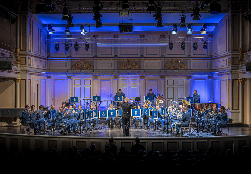 Orkester som spelar. Fotografi.
