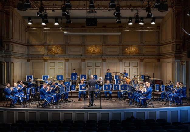 Stor orkester som spelar. Fotografi.