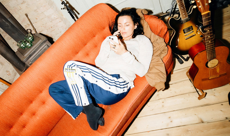 Kvinna som ligger i en soffa. Fotografi.