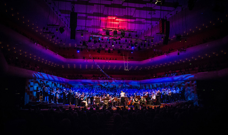 Stor kör. Fotografi.