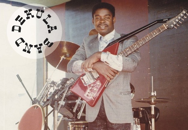 Äldre bild på man med gitarr. Fotografi.