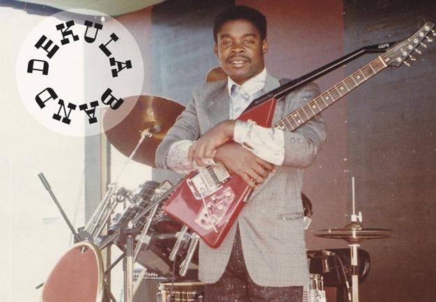 Äldre bild på man med gitarr. Fotografi.