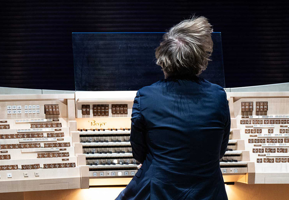 Man vid orgel. Fotografi.