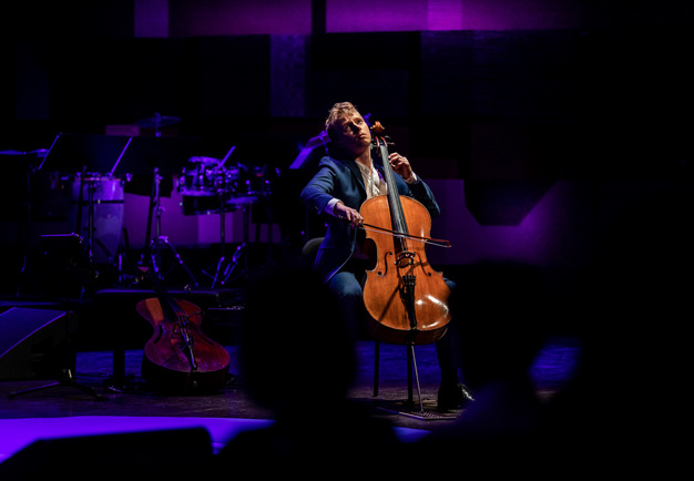 Man som spelar cello. Fotografi.