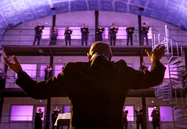 Man som dirigerar. Fotografi.