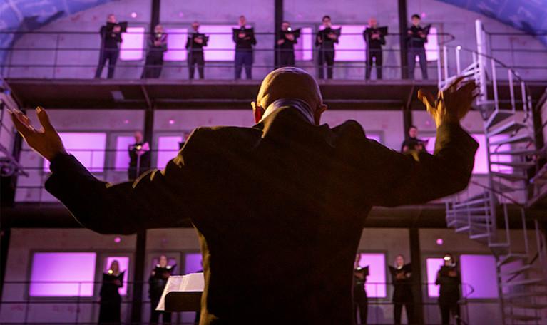 Man som dirigerar. Fotografi.