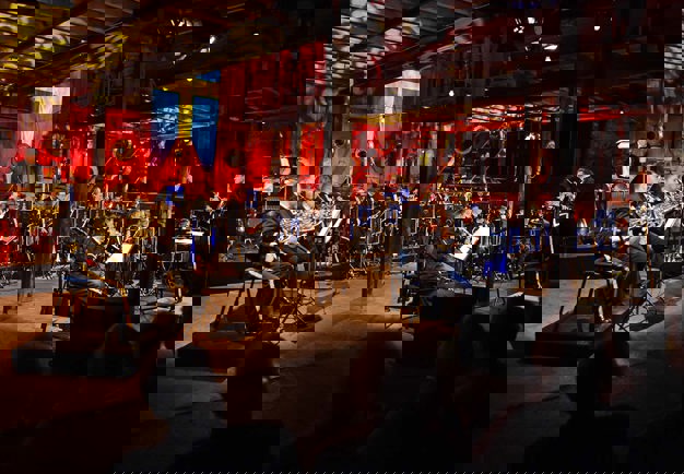 Orkester som spelar. Fotografi.