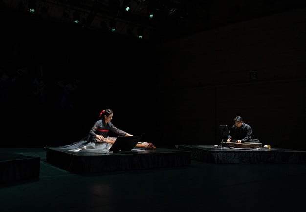 Musiker som spelar. Fotografi.