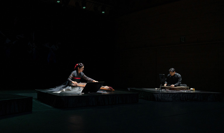 Musiker som spelar. Fotografi.