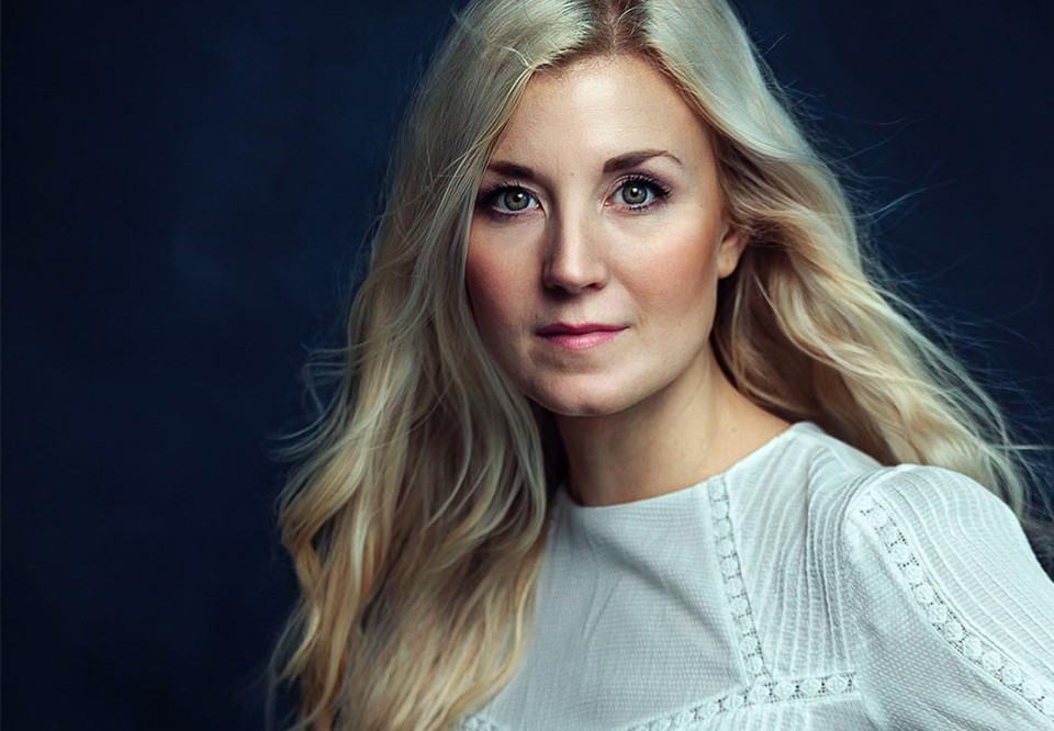 Kvinna med långt ljust hår. Fotografi