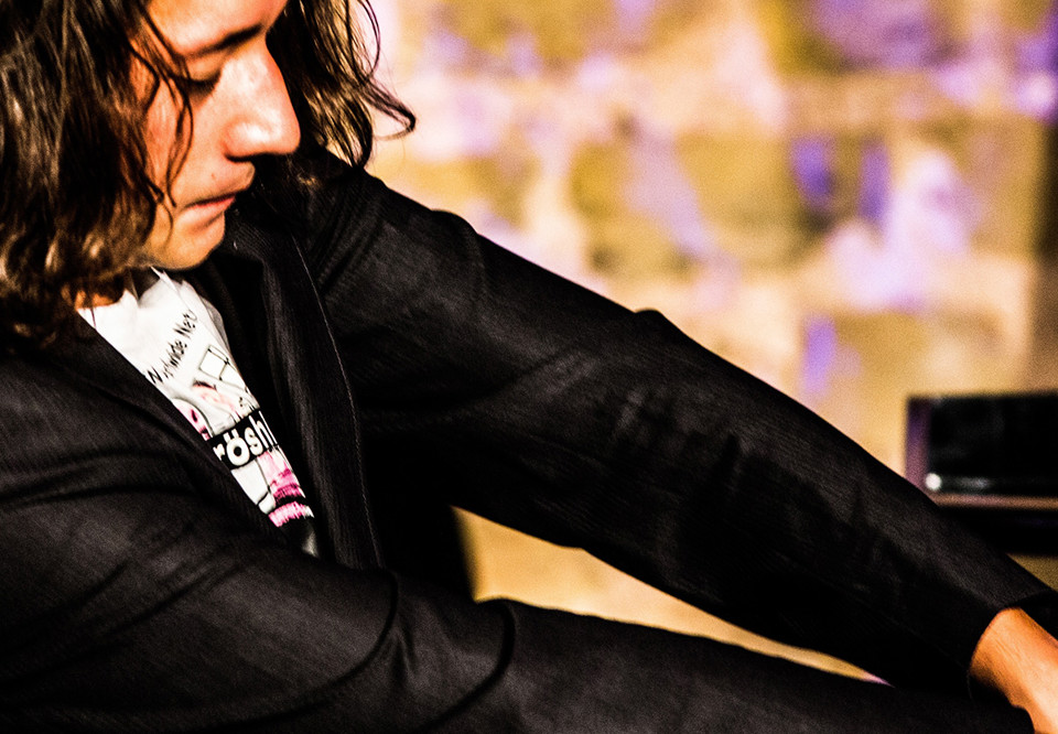 Man som spelar piano