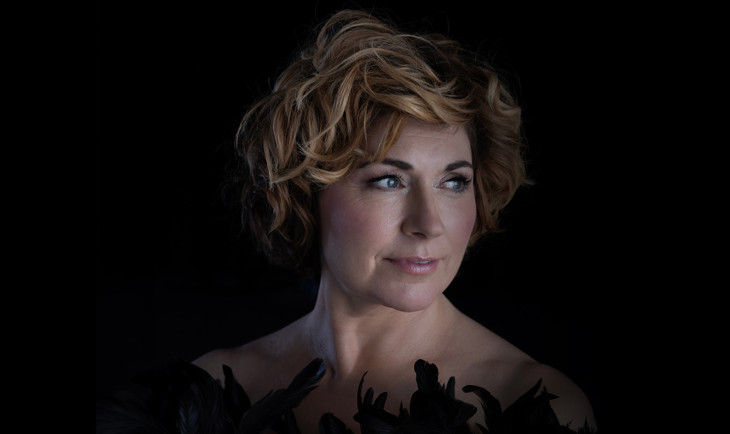 Närbild på leende kvinna. Fotografi.