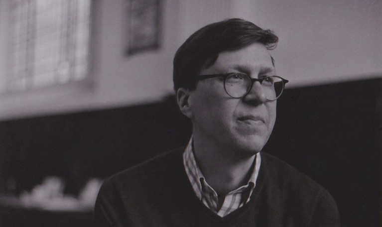 Svartvit bild på en man. Fotografi.