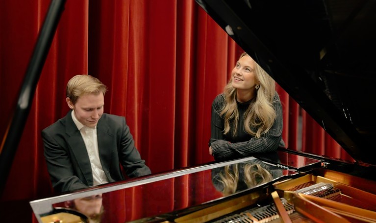Två musiker vid piano. Fotografi