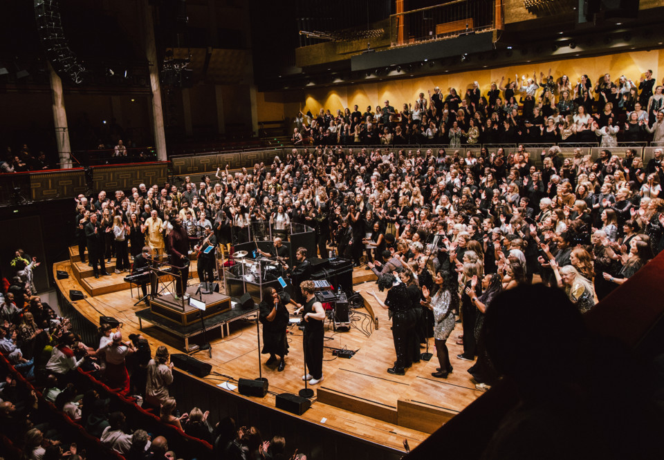 Stor kör. Fotografi.