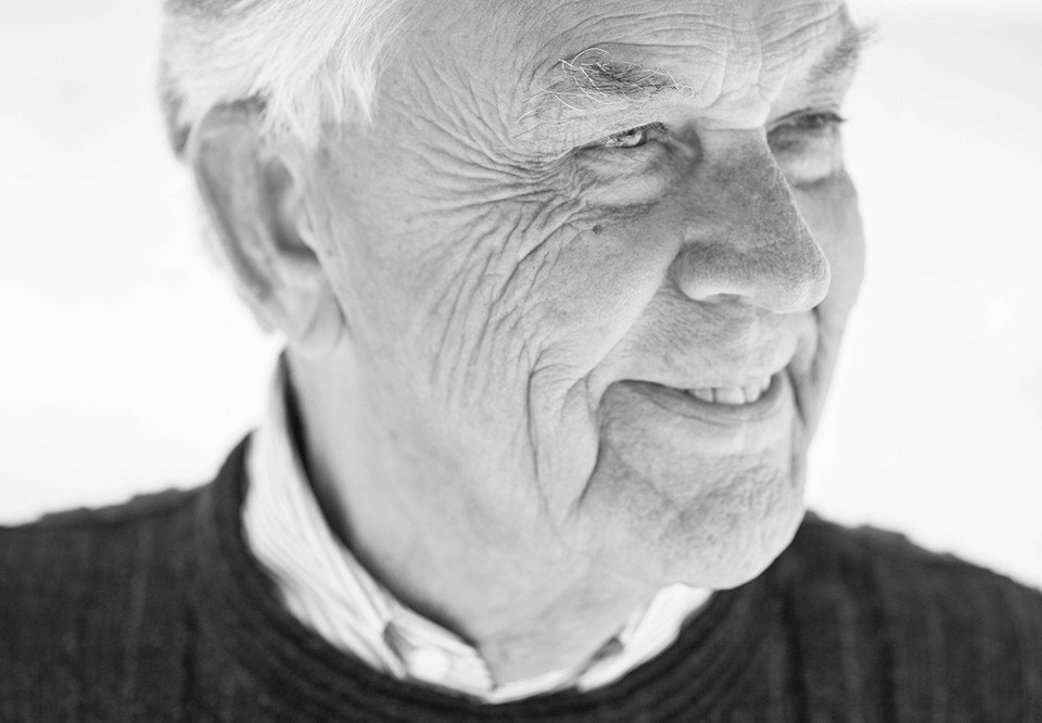 Närbild på äldre man som tittar åt sidan. Fotografi.