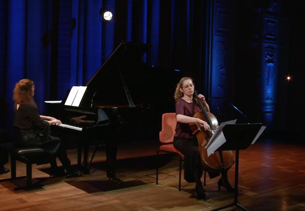 En pianist och en cellist spelar. Bild från video.