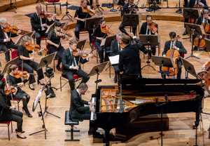 Man som spelar piano. Fotografi.