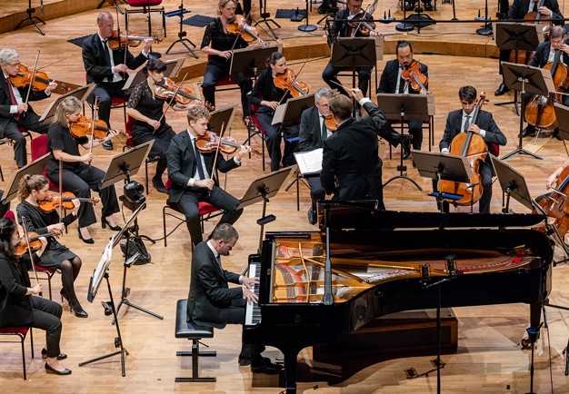 Man som spelar piano. Fotografi.