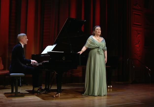 Kvinna som sjunger och man som spelar piano. Utdrag ur filmen.