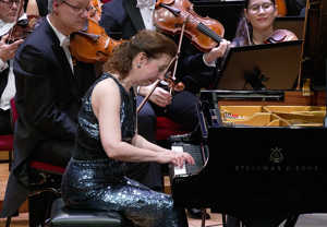 Kvinna som spelar piano. Fotografi.