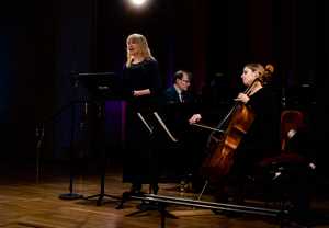 Woman singing. Photo.