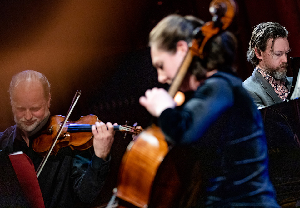Kvinna som spelar cello