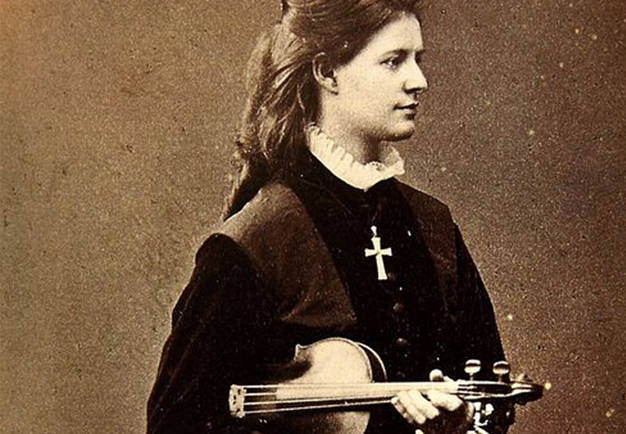 Äldre fotografi av kvinna i profil med fiol i famnen.