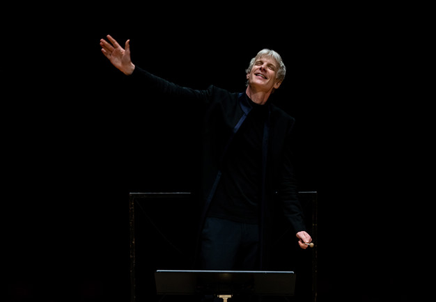 Man som dirigerar. Fotografi.