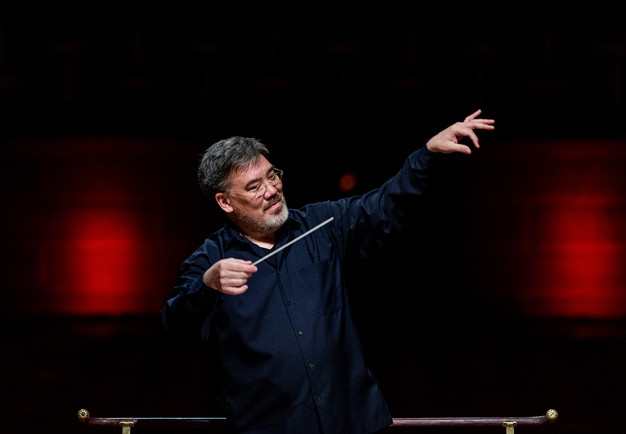 Man conducting. Photo.
