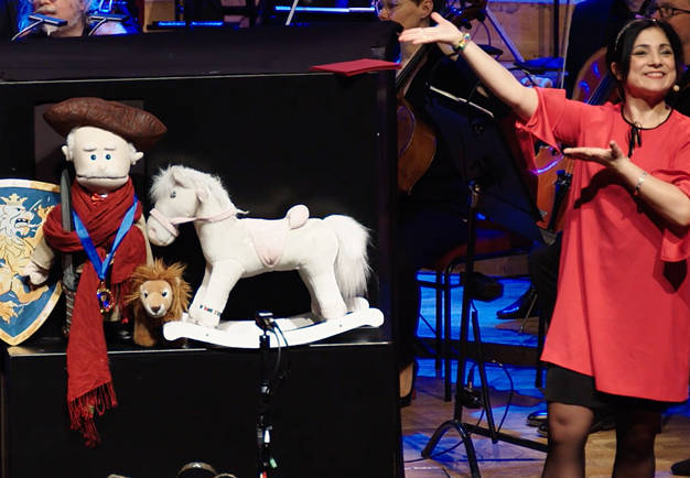 Beethoven som docka med en kvinna i röd klänning bredvid. Utdrag ur filmen.