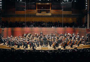 Stor orkester på podiet i Konserthuset Stockholm