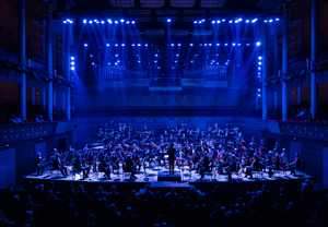 Utdrag ur filmen. Stor orkester som spelar. Fotografi.