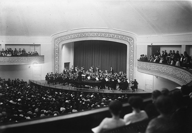 An old photography from within the renovated gas holder that also served as a movie theatre, Auditorium in Norra Bantorget was the orchestra’s home from 1914–26.