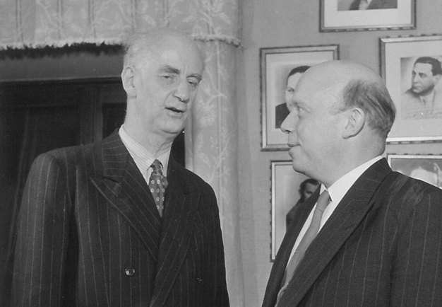 Wilhelm Furtwängler and executive director Johannes Norrby at Konserthuset. Black and white photograph.